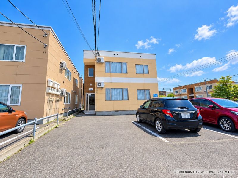 晴天の集合住宅駐車場